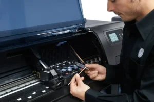 Technicien intervenant sur un traceur HP DesignJet T650